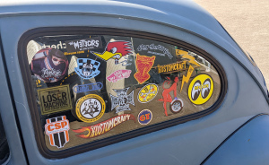 Auto Sticker im Fenster eines VW Käfer