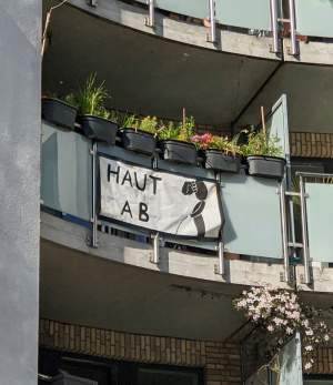 Nicht pinkeln Schild Protest Stadt vs Land lustige Beobachtung