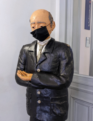 schulmuseum lehrer mit maske lustige figur 